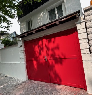 Peinture, portail Rouge à Pantin